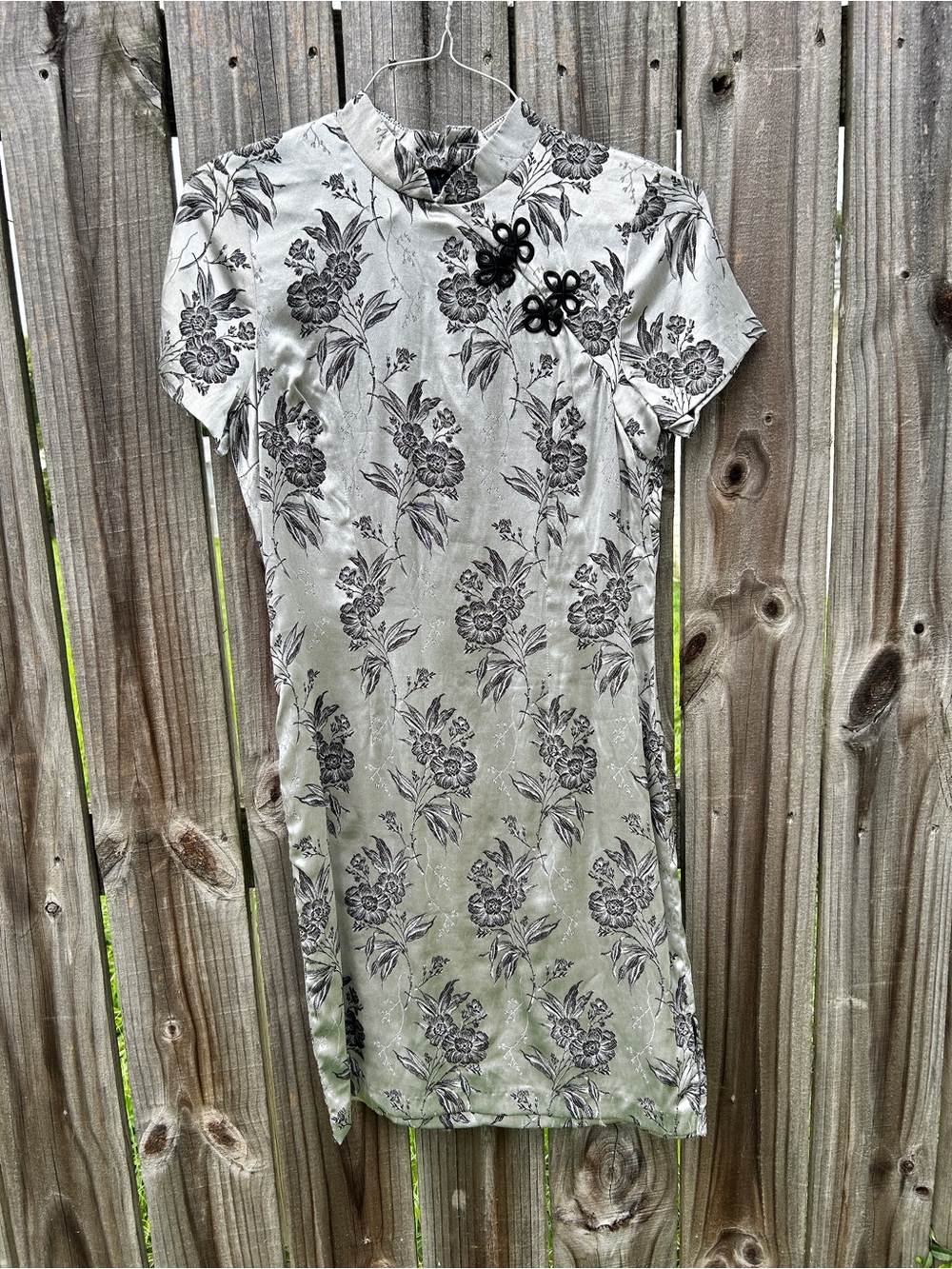 Floral Short-Sleeve Cheongsam Dress in Light Silver